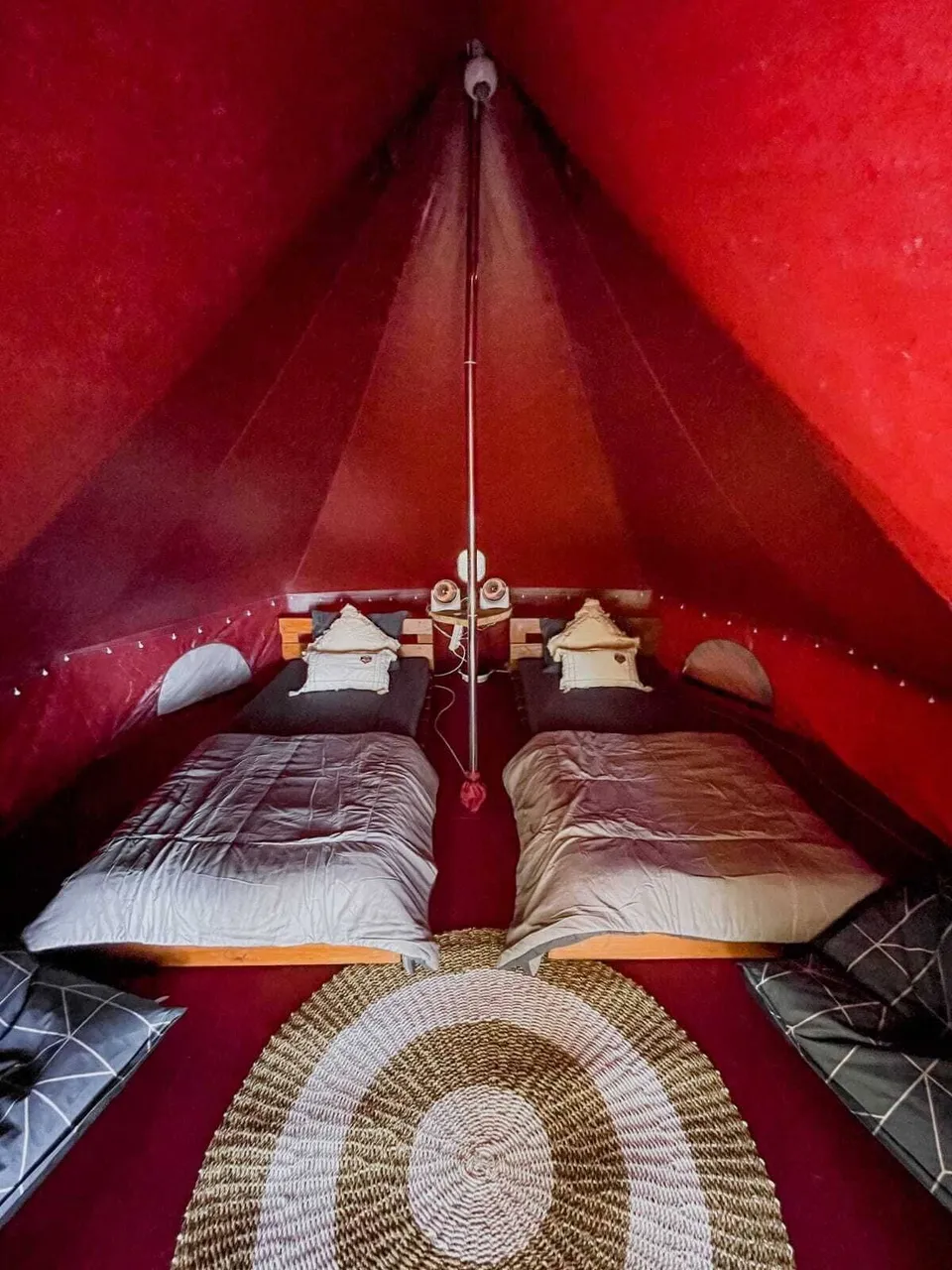 Lainkalogos Glamping Raja Ampat dengan tenda glamping di tepi pantai dan pemandangan laut